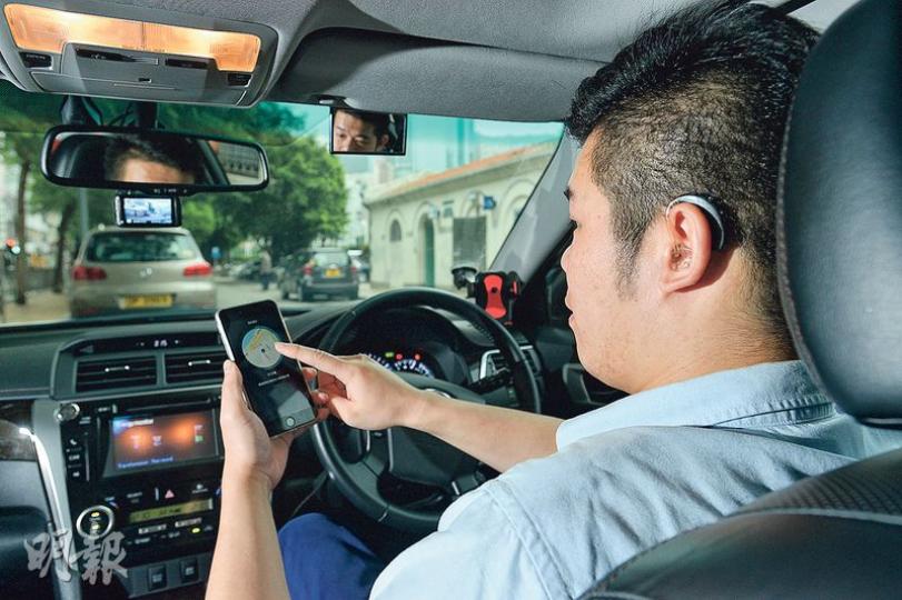 Uber聽障司機可選用特別的手機應用程式介面,當附近有乘客傳來訂單,畫面會以閃燈取代響聲提示司機,乘客亦可以短訊與司機聯絡。(黃志東攝) Uber聽障司機可選用特別的手機應用程式介面,當附近有乘客傳來訂單,畫面會以閃燈取代響聲提示司機,乘客亦可以短訊與司機聯絡。(黃志東攝)
