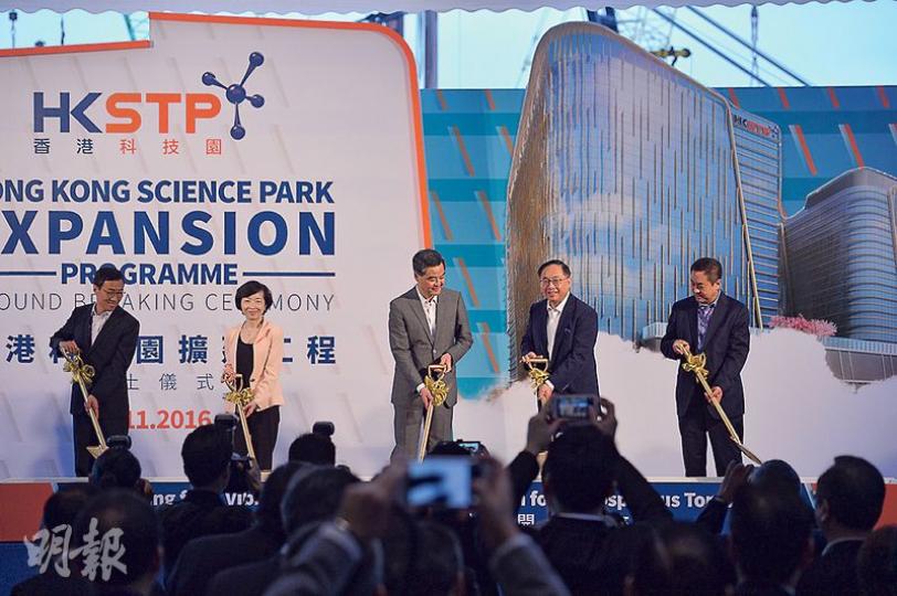 香港科技園公司昨為科學園擴建項目舉行動土儀式,兩座新大樓將為園區內最高的大樓。特首梁振英(中)、科技園公司董事會主席羅范椒芬(左二)、創科局長楊偉雄(右二)出席擔任主禮嘉賓。(鄧宗弘攝) 香港科技園公司昨為科學園擴建項目舉行動土儀式,兩座新大樓將為園區內最高的大樓。特首梁振英(中)、科技園公司董事會主席羅范椒芬(左二)、創科局長楊偉雄(右二)出席擔任主禮嘉賓。(鄧宗弘攝)