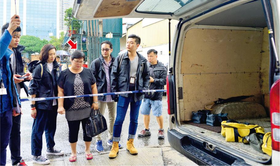 案發後警方檢視運金客貨車,並根據資料聯絡擁有該批金條的女子(箭嘴示)到場協助點算損失,初步證實失去81條總值2268萬元的金條。(鄧宗弘攝) 案發後警方檢視運金客貨車,並根據資料聯絡擁有該批金條的女子(箭嘴示)到場協助點算損失,初步證實失去81條總值2268萬元的金條。(鄧宗弘攝)