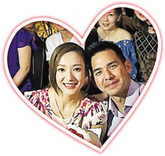 王君馨與Daniel甜蜜放閃。(微博圖片)王君馨捧着訂婚蛋糕跟未婚夫Daniel頭貼頭很相襯,一班好友也感受到兩人的幸福。(微博圖片)王君馨與Daniel互握着手曬巨鑽很幸福。(微博圖片) 王君馨與Daniel甜蜜放閃。(微博圖片)王君馨捧着訂婚蛋糕跟未婚夫Daniel頭貼頭很相襯,一班好友也感受到兩人的幸福。(微博圖片)王君馨與Daniel互握着手曬巨鑽很幸福。(微博圖片)