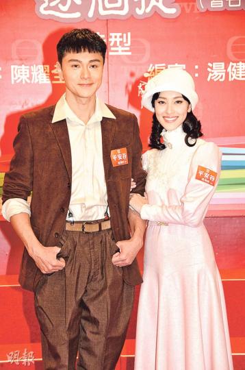 陳凱琳新劇飾演黃浩然老婆,她的「粉身碎骨」成為被玩金句。(攝影﹕鍾偉茵)蘇玉華愛民初戲服,所以被打動接拍新劇《平安谷•逐個捉》。(攝影﹕鍾偉茵) 陳凱琳新劇飾演黃浩然老婆,她的「粉身碎骨」成為被玩金句。(攝影﹕鍾偉茵)蘇玉華愛民初戲服,所以被打動接拍新劇《平安谷•逐個捉》。(攝影﹕鍾偉茵)