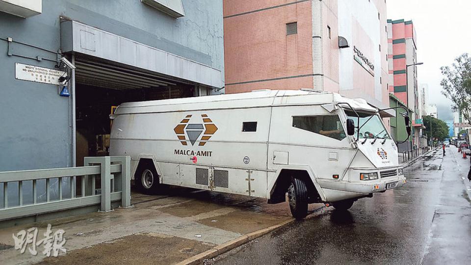 發生劫金案的粉嶺安全街，熔金工場出入口昨可見大型解款車進出，未見有工人用手推車運金。（鍾炳然攝）