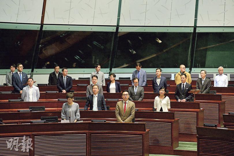 民主黨林卓廷（第四排左一）和公民黨郭榮鏗（第三排右一）昨在立法會大會上，以呈請書方式，提出成立專責委員會，獲24名非建制派議員站立支持通過。（鄧宗弘攝）