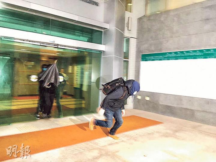 婚禮攝影師卓羚釬被控襲警，案件昨在九龍城裁判法院續審。他與多名親友都戴上帽及口罩，眾人離開法院時拔足狂奔。（梁嘉怡攝） 駐守港島衝鋒隊的警員傅陽波當日有份制服被告卓羚釬，他昨供稱當日看不到被告以竹枝襲擊其隊員蕭志能。（梁嘉怡攝）
