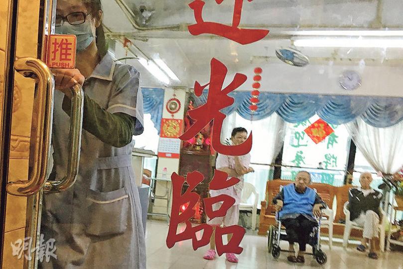 深水埗保栢護老中心有職員涉嫌襲擊一名年近八旬女院友被捕。本報昨晨到該護老院了解，有女職員表示負責人不在，拒絕回應事件及讓記者進內。（楊柏賢攝）