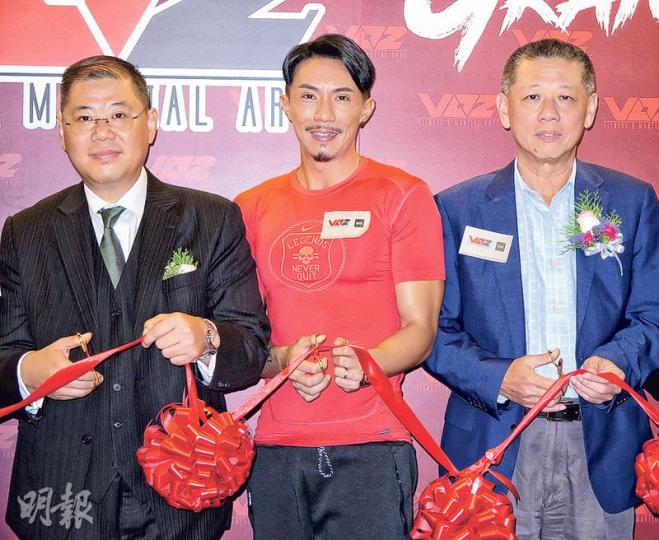 健身中心董事局主席麥家榮律師（左起）、張繼聰及世界華文媒體有限公司集團行政總裁及執行董事張裘昌主持剪綵儀式。（攝影：孫華中） 張繼聰身形弗爆，跟日本AV女優沖田杏梨拗手瓜應沒難度。（攝影：孫華中）