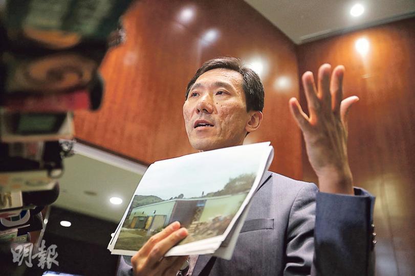 建築、測量、都市規劃及園境界立法會議員姚松炎昨日隨同地政總署官員,到橫洲第二、三期發展範圍視察。姚展示當地的相片,指該處不見有高密度使用情况,只是用作維修車場或儲物,認為重置作業難度不大。(郭慶輝攝) 建築、測量、都市規劃及園境界立法會議員姚松炎昨日隨同地政總署官員,到橫洲第二、三期發展範圍視察。姚展示當地的相片,指該處不見有高密度使用情况,只是用作維修車場或儲物,認為重置作業難度不大。(郭慶輝攝)
