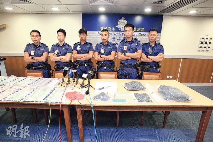 警方展示找換店劫案中檢獲的證物,包括利刀、口罩及手套等,遭劫去的現金亦全數起回。證物後的6名機場特警人員均有參與追賊。(伍浦鋒攝) 警方展示找換店劫案中檢獲的證物,包括利刀、口罩及手套等,遭劫去的現金亦全數起回。證物後的6名機場特警人員均有參與追賊。(伍浦鋒攝)