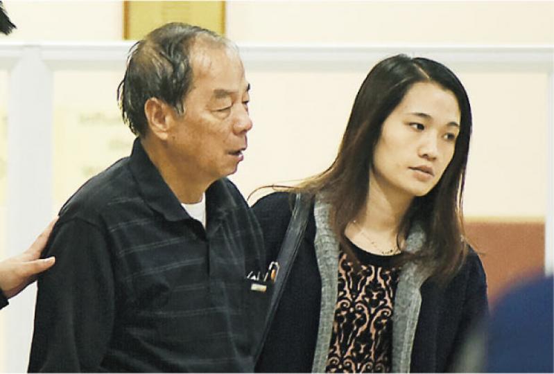 66歲的謝伯(左)昨遭男子淋潑天拿水,並取出打火機企圖點火,幸被街坊喝止。(林智傑攝) 66歲的謝伯(左)昨遭男子淋潑天拿水,並取出打火機企圖點火,幸被街坊喝止。(林智傑攝)