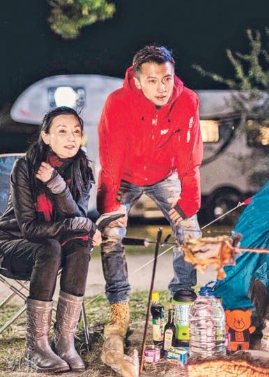張曼玉(左)向謝霆鋒(右)透露退隱12年的生活。(微博圖片) 張曼玉(左)向謝霆鋒(右)透露退隱12年的生活。(微博圖片)