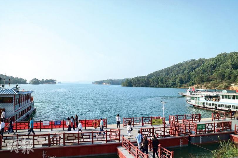 萬綠湖是一個人工湖,面積達370平方公里,有360多個小島,以前叫「新豐江水庫禁止開發,沿岸基本保持原生態」,遊船經營者也稱排放符合標準。(明報記者攝)河源高新區與東江僅一路之隔,當地24小時監測水質,以保沒有污染。圖為高新區企業產品展示。(明報記者攝)河源本土創科企業潤唐電器展示其智能家電系列,早前亦有份參與深圳高交會。(明報記者攝) 萬綠湖是一個人工湖,面積達370平方公里,有360多個小島,以前叫「新豐江水庫禁止開發,沿岸基本保持原生態」,遊船經營者也稱排放符合標準。(明報記者攝)河源高新區與東江僅一路之隔,當地24小時監測水質,以保沒有污染。圖為高新區企業產品展示。(明報記者攝)河源本土創科企業潤唐電器展示其智能家電系列,早前亦有份參與深圳高交會。(明報記者攝)