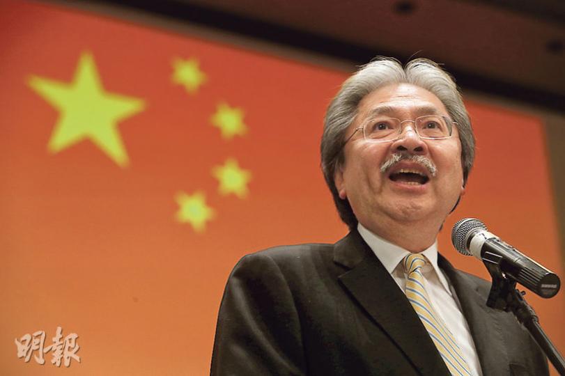 財政司長曾俊華周日啟程訪問北京,據了解他將利用機會向中央表明參選特首選舉心迹,並了解中央的心意。圖為他昨出席西貢體育會40周年酒會。(曾憲宗攝) 財政司長曾俊華周日啟程訪問北京,據了解他將利用機會向中央表明參選特首選舉心迹,並了解中央的心意。圖為他昨出席西貢體育會40周年酒會。(曾憲宗攝)