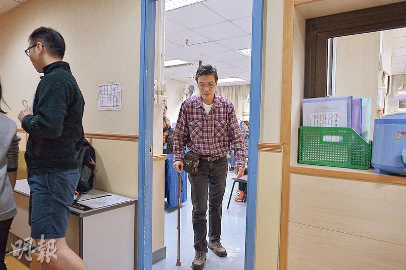 報稱工傷後「被返工」的阿成,昨開記者會講述經過,他至今仍需持拐杖行路,未能上班。(蘇智鑫攝) 報稱工傷後「被返工」的阿成,昨開記者會講述經過,他至今仍需持拐杖行路,未能上班。(蘇智鑫攝)