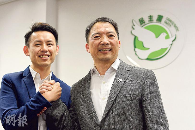 民主黨立法會議員胡志偉(右)昨宣布參選黨主席,對於是何時決定出選,他強調不是「臨危受命」,但未回應確實時間。競逐連任副主席的羅健熙(左)亦一同出席記者會,他稱相信胡志偉更能團結黨友。(鍾林枝攝) 民主黨立法會議員胡志偉(右)昨宣布參選黨主席,對於是何時決定出選,他強調不是「臨危受命」,但未回應確實時間。競逐連任副主席的羅健熙(左)亦一同出席記者會,他稱相信胡志偉更能團結黨友。(鍾林枝攝)