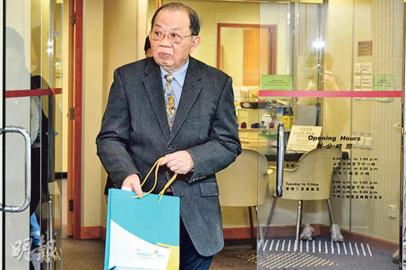 西醫趙剛毅被指不當地處方類固醇「迪皮質醇」及止痛藥「雙氯芬酸」,昨被裁定3項專業失德成立,停牌3個月。(黃志東攝) 西醫趙剛毅被指不當地處方類固醇「迪皮質醇」及止痛藥「雙氯芬酸」,昨被裁定3項專業失德成立,停牌3個月。(黃志東攝)
