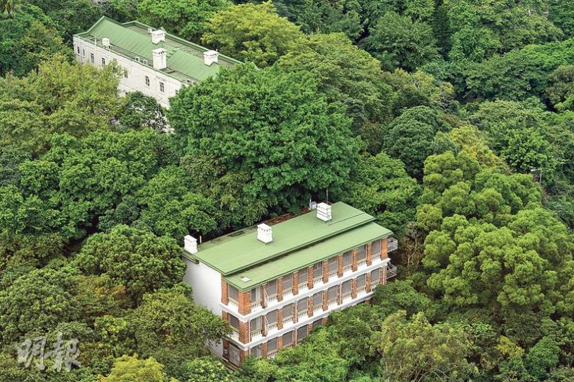 羅拔時樓屬於舊域多利軍營中少數僅剩的建築物,其位於半山堅尼地道,被樹林包圍,環境清幽。(鄧宗弘攝)羅拔時樓以紅磚砌成,冬暖夏涼,其開放式長廊面向維港。大樓曾經用作精神病康復者宿舍,紅磚柱之間安裝了鐵網,日後活化時可拆走鐵網,但不能拆走鐵網下的甕形欄杆柱。(馮凱鍵攝)舊日地面未舖石屎,到處是泥地,大樓正門兩側分別設有綠色的金屬刮泥裝置,供軍人返回室內前,刮走鞋底泥濘。(馮凱鍵攝)羅拔時樓樓高3層,每層之間由棕色的鐵梯連接,一直保留至今,充滿古典氣息,日後活化亦需要保留。(馮凱鍵攝) 羅拔時樓屬於舊域多利軍營中少數僅剩的建築物,其位於半山堅尼地道,被樹林包圍,環境清幽。(鄧宗弘攝)羅拔時樓以紅磚砌成,冬暖夏涼,其開放式長廊面向維港。大樓曾經用作精神病康復者宿舍,紅磚柱之間安裝了鐵網,日後活化時可拆走鐵網,但不能拆走鐵網下的甕形欄杆柱。(馮凱鍵攝)舊日地面未舖石屎,到處是泥地,大樓正門兩側分別設有綠色的金屬刮泥裝置,供軍人返回室內前,刮走鞋底泥濘。(馮凱鍵攝)羅拔時樓樓高3層,每層之間由棕色的鐵梯連接,一直保留至今,充滿古典氣息,日後活化亦需要保留。(馮凱鍵攝)