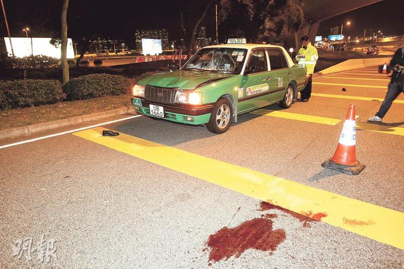 曾醉酒內地工程師遭的士撞倒,送院不治,現場遺下大灘血迹。(伍浦鋒攝) 曾醉酒內地工程師遭的士撞倒,送院不治,現場遺下大灘血迹。(伍浦鋒攝)