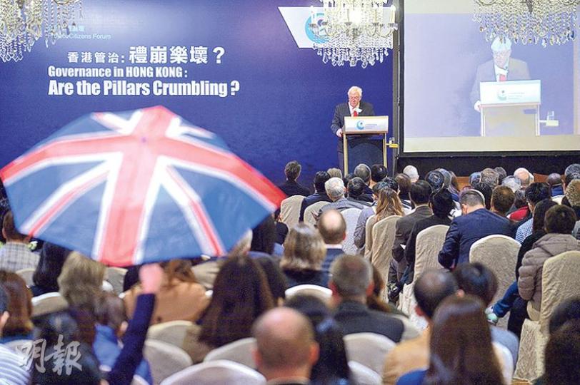 前港督彭定康演講期間,主張歸英運動,並曾被取消參選立法會資格的賴綺雯舉起印有英國國旗的雨傘。(鄧宗弘攝) 前港督彭定康演講期間,主張歸英運動,並曾被取消參選立法會資格的賴綺雯舉起印有英國國旗的雨傘。(鄧宗弘攝)