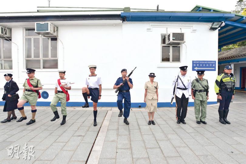 山頂警署開放日介紹警察制服的變遷,參觀者可與穿上舊制服的警員合照。(楊柏賢攝)警方舉辦山頂警署130周年開放日,特別展出一輛手推消防車,為二戰前隸屬警署的消防隊裝備,當時警員亦負責救火。(楊柏賢攝) 山頂警署開放日介紹警察制服的變遷,參觀者可與穿上舊制服的警員合照。(楊柏賢攝)警方舉辦山頂警署130周年開放日,特別展出一輛手推消防車,為二戰前隸屬警署的消防隊裝備,當時警員亦負責救火。(楊柏賢攝)