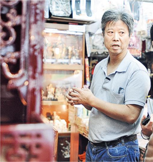 一周兩度遭爆竊的香燭店,姓吳負責人向探員提供資料助查,事後他向傳媒笑言:「紙紮嘢啱使咪攞囉……。」(衛永康攝) 一周兩度遭爆竊的香燭店,姓吳負責人向探員提供資料助查,事後他向傳媒笑言:「紙紮嘢啱使咪攞囉……。」(衛永康攝)