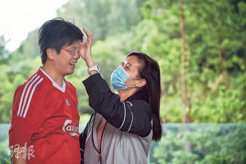 潔霞(右)與丈夫雷偉聰(左)結婚多年,依然溫馨。訪問當日風吹得起勁,潔霞替丈夫輕撥頭髮,盡顯細心。(蘇智鑫攝) 潔霞(右)與丈夫雷偉聰(左)結婚多年,依然溫馨。訪問當日風吹得起勁,潔霞替丈夫輕撥頭髮,盡顯細心。(蘇智鑫攝)