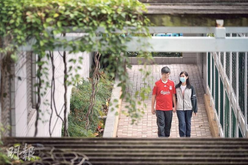 潔霞(右)上月中捐肝,挽回退休校長的性命。她手術前一度擔心手術有風險,向牧師交代身後事,請對方幫忙照顧丈夫雷偉聰(左)。如今手術成功,兩夫婦手牽手,踏上康復之路。(蘇智鑫攝) 潔霞(右)上月中捐肝,挽回退休校長的性命。她手術前一度擔心手術有風險,向牧師交代身後事,請對方幫忙照顧丈夫雷偉聰(左)。如今手術成功,兩夫婦手牽手,踏上康復之路。(蘇智鑫攝)