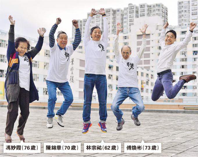 「長權」的長者(圖)均年過六十,表明要打破年齡限制,出選特首選委為長者發聲,形容過程既新奇亦辛苦,但一切都有價值。社工劉翀(右一)說,長者有很多想法,絕對有能力參與政治。(馮凱鍵攝) 「長權」的長者(圖)均年過六十,表明要打破年齡限制,出選特首選委為長者發聲,形容過程既新奇亦辛苦,但一切都有價值。社工劉翀(右一)說,長者有很多想法,絕對有能力參與政治。(馮凱鍵攝)