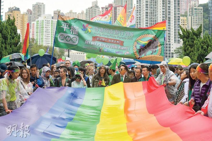 遊行在雨中展開,今年由多名立法會議員帶領起步禮,包括梁國雄、楊岳橋、張超雄及陳志全,12國總領事館代表則殿後,平機會主席陳章明因早已答應另一活動任嘉寶,沒有一同起步,只在終點發言。(鄧宗弘攝) 遊行在雨中展開,今年由多名立法會議員帶領起步禮,包括梁國雄、楊岳橋、張超雄及陳志全,12國總領事館代表則殿後,平機會主席陳章明因早已答應另一活動任嘉寶,沒有一同起步,只在終點發言。(鄧宗弘攝)