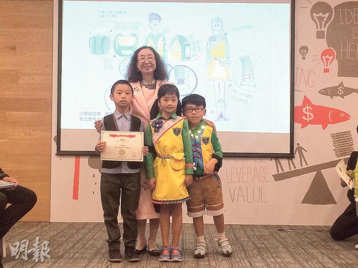 小四生楊民逸(前左)設計的「未來校服」奪小學組亞軍。根據其設計意念,男生校服有「太陽能手袖」,女生則有「太陽能斜帶」,可為手表及手機供電,另有靠太陽能驅動滾輪的「太陽能光速鞋」,以免上學遲到。(許芳文攝)中五生簡日初(右二)設計出緊身褲配短褲及半截裙的校服,奪中學組冠軍。他指校服結合運動元素,可方便校園一眾跑跑跳跳的「破壞王」走動,另加上斗篷,使設計更添型格。(許芳文攝) 小四生楊民逸(前左)設計的「未來校服」奪小學組亞軍。根據其設計意念,男生校服有「太陽能手袖」,女生則有「太陽能斜帶」,可為手表及手機供電,另有靠太陽能驅動滾輪的「太陽能光速鞋」,以免上學遲到。(許芳文攝)中五生簡日初(右二)設計出緊身褲配短褲及半截裙的校服,奪中學組冠軍。他指校服結合運動元素,可方便校園一眾跑跑跳跳的「破壞王」走動,另加上斗篷,使設計更添型格。(許芳文攝)