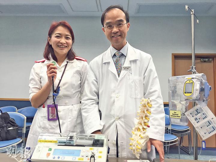 伊利沙伯醫院麻醉科及手術服務部門資深護師林智穎(左)稱,痛症護士會在手術前教導病人正確使用止痛機(左邊儀器),盼有助紓緩病人手術後的痛楚,圖右為該部門主管黃河山。(劉嘉裕攝) 伊利沙伯醫院麻醉科及手術服務部門資深護師林智穎(左)稱,痛症護士會在手術前教導病人正確使用止痛機(左邊儀器),盼有助紓緩病人手術後的痛楚,圖右為該部門主管黃河山。(劉嘉裕攝)