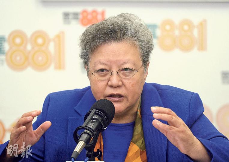 全國人大常委范徐麗泰昨在商台節目上直斥現時立法會不再莊嚴,指議員似乎可為所欲為,舉例指有議員倒轉國旗區旗的做法兒戲,認為應要修改議事規則。(鍾林枝攝) 全國人大常委范徐麗泰昨在商台節目上直斥現時立法會不再莊嚴,指議員似乎可為所欲為,舉例指有議員倒轉國旗區旗的做法兒戲,認為應要修改議事規則。(鍾林枝攝)