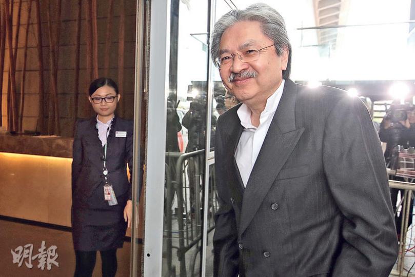 財政司長曾俊華(圖)昨赴京與港澳辦及中央財金官員會面,他在出發前被問及會否與港澳辦提及特首選舉,他強調今次是恆常訪問,一向都是談過往一年的工作。(曾憲宗攝)特首梁振英(右)昨在禮賓府開放日主動到花園與市民接觸,並向帶同小孩的家長提及幼稚園免費教育。禮賓府今年3月亦曾舉辦開放日,但梁當時未有到花園與市民交流。(曾憲宗攝) 財政司長曾俊華(圖)昨赴京與港澳辦及中央財金官員會面,他在出發前被問及會否與港澳辦提及特首選舉,他強調今次是恆常訪問,一向都是談過往一年的工作。(曾憲宗攝)特首梁振英(右)昨在禮賓府開放日主動到花園與市民接觸,並向帶同小孩的家長提及幼稚園免費教育。禮賓府今年3月亦曾舉辦開放日,但梁當時未有到花園與市民交流。(曾憲宗攝)