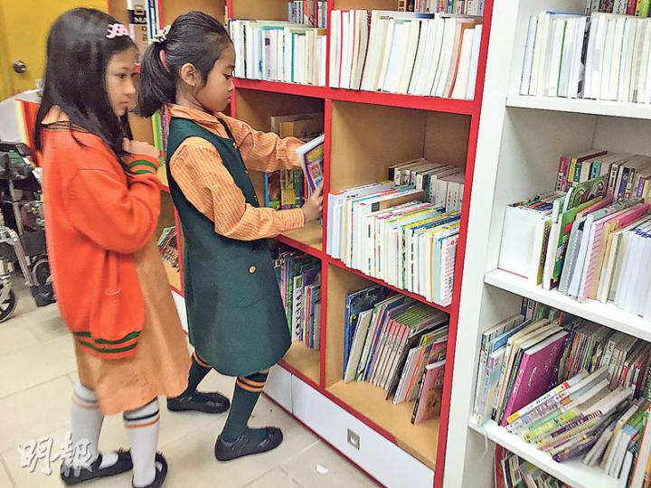 救世軍位於油麻地家品店的二手書櫃,主要擺放烹飪、兒童圖書、小說等書籍,救世軍社區關係總監王國清指店內書籍不會存放超過3個月,賣不去的舊書便會賣給廢紙回收商。(劉嘉裕攝) 救世軍位於油麻地家品店的二手書櫃,主要擺放烹飪、兒童圖書、小說等書籍,救世軍社區關係總監王國清指店內書籍不會存放超過3個月,賣不去的舊書便會賣給廢紙回收商。(劉嘉裕攝)