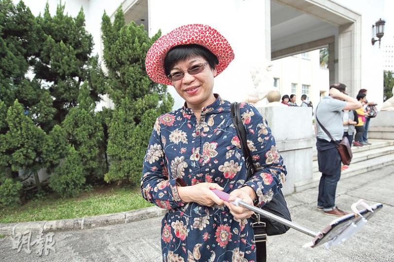 李女士話自己好鍾意參觀禮賓府,「年年睇住幾時開」,噚日發現有洋水仙,覺得好驚喜。(曾憲宗攝) 李女士話自己好鍾意參觀禮賓府,「年年睇住幾時開」,噚日發現有洋水仙,覺得好驚喜。(曾憲宗攝)