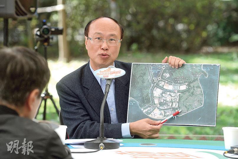 公共專業聯盟政策召集人黎廣德昨批評,政府最初與迪士尼簽訂了不平等條約,成了「冤大頭」。(鍾林枝攝)立法會旅遊界議員姚思榮認為迪士尼持續有新景點「有前景」,但亦批評港府過去未有對旅遊業作長遠規劃,只依靠傳統景點吸引旅客。(鍾林枝攝) 公共專業聯盟政策召集人黎廣德昨批評,政府最初與迪士尼簽訂了不平等條約,成了「冤大頭」。(鍾林枝攝)立法會旅遊界議員姚思榮認為迪士尼持續有新景點「有前景」,但亦批評港府過去未有對旅遊業作長遠規劃,只依靠傳統景點吸引旅客。(鍾林枝攝)