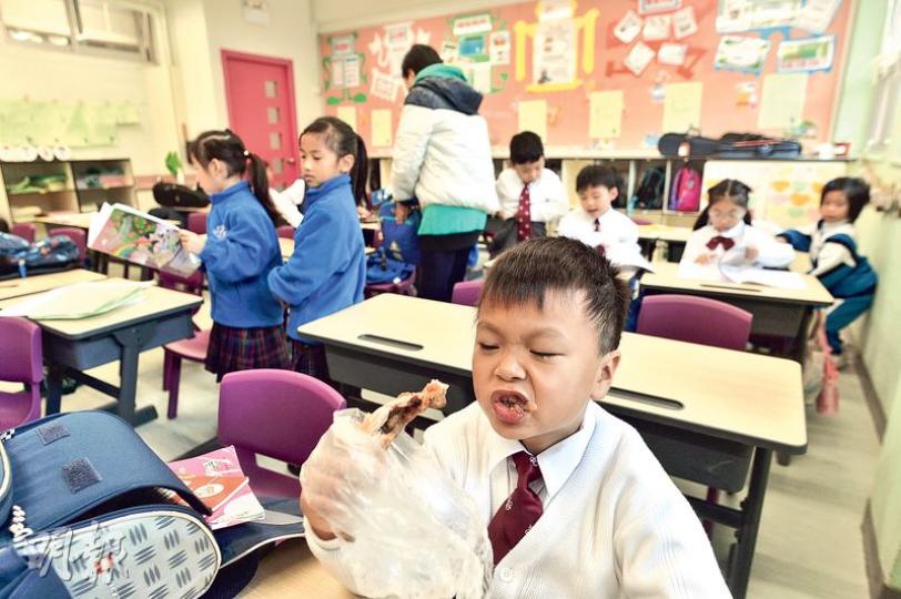 有基督教宣道會宣基小學(坪石)的學生在「開心食早餐時間」津津有味地享用雞髀,校長區詠恩稱,希望學生毋須在上學途中倉卒食早餐,而可坐下來慢慢享用。(馮凱鍵攝)香港兒科基金董事會秘書長王曉莉(右)建議,市民選擇營養價值高及低血糖指數食物作為早餐,有助長久保持精力。圖中為中大教育心理學講座教授侯傑泰,左為香港兒科基金董事會主席陳作耘。(蘇智鑫攝) 有基督教宣道會宣基小學(坪石)的學生在「開心食早餐時間」津津有味地享用雞髀,校長區詠恩稱,希望學生毋須在上學途中倉卒食早餐,而可坐下來慢慢享用。(馮凱鍵攝)香港兒科基金董事會秘書長王曉莉(右)建議,市民選擇營養價值高及低血糖指數食物作為早餐,有助長久保持精力。圖中為中大教育心理學講座教授侯傑泰,左為香港兒科基金董事會主席陳作耘。(蘇智鑫攝)