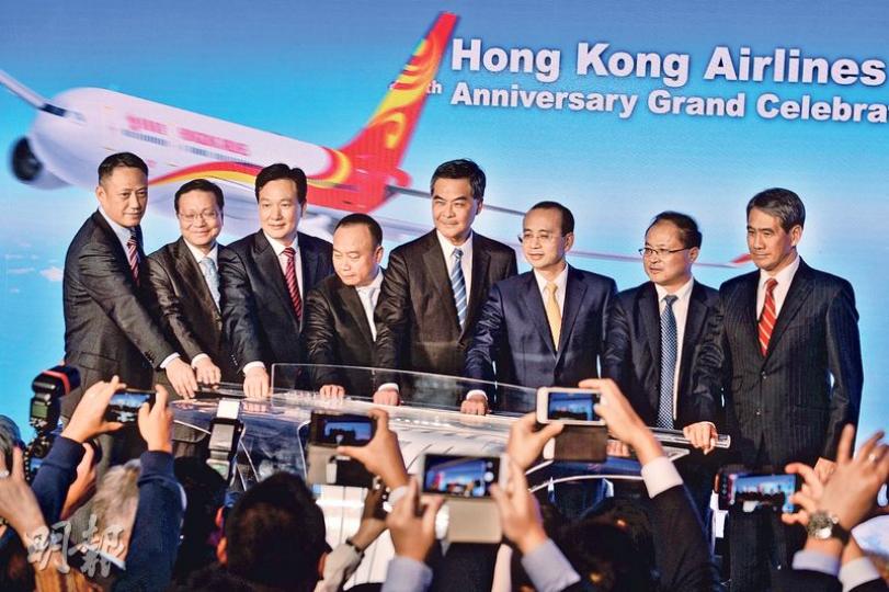 特首梁振英(右四)、港航聯席董事長蒙建強(右五)、另一名聯席董事長張逵(右三),及港航副董事長鄧竟成(右一)等昨晚為港航十周年啟航儀式主禮。(馮凱鍵攝) 特首梁振英(右四)、港航聯席董事長蒙建強(右五)、另一名聯席董事長張逵(右三),及港航副董事長鄧竟成(右一)等昨晚為港航十周年啟航儀式主禮。(馮凱鍵攝)