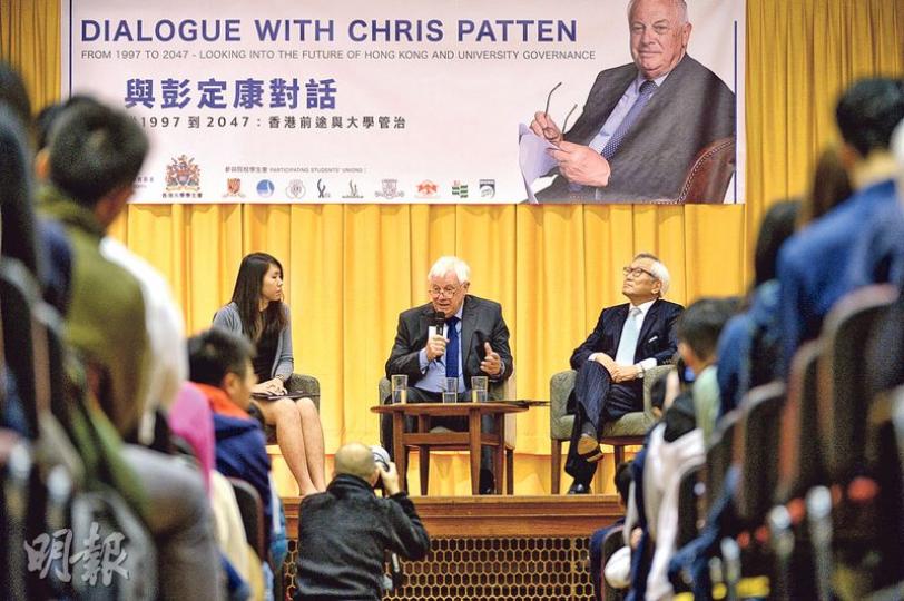 昨傍晚在港大舉行的「與彭定康對話——從1997到2047:香港前途與大學管治」座談會,較原定時間遲約15分鐘開始。港大學生會會長孫曉嵐(左)和公民實踐培育基金主席詹德隆(右)陪同彭定康(中)在台上回應學生提問。彭定康多次向學生重申,港獨主張是錯誤的。(鍾林枝攝) 本土民主前線發言人梁天琦以港大校友身分出席座談會,問彭定康港人是否要屈服於政權下,彭定康則指想要推翻共產黨、以為港獨可行,只是自欺欺人的想法。(鍾林枝攝) 香港眾志立法會議員、嶺大學生羅冠聰亦有現身座談會,他向彭定康強調爭取自決是港人出 昨傍晚在港大舉行的「與彭定康對話——從1997到2047:香港前途與大學管治」座談會,較原定時間遲約15分鐘開始。港大學生會會長孫曉嵐(左)和公民實踐培育基金主席詹德隆(右)陪同彭定康(中)在台上回應學生提問。彭定康多次向學生重申,港獨主張是錯誤的。(鍾林枝攝) 本土民主前線發言人梁天琦以港大校友身分出席座談會,問彭定康港人是否要屈服於政權下,彭定康則指想要推翻共產黨、以為港獨可行,只是自欺欺人的想法。(鍾林枝攝) 香港眾志立法會議員、嶺大學生羅冠聰亦有現身座談會,他向彭定康強調爭取自決是港人出
