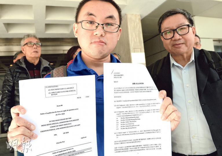 任職侍應的愛港之聲成員陳嘉偉(前),昨於愛港之聲召集人高達斌(後右)陪同下前往高院。(劉焌陶攝) 任職侍應的愛港之聲成員陳嘉偉(前),昨於愛港之聲召集人高達斌(後右)陪同下前往高院。(劉焌陶攝)