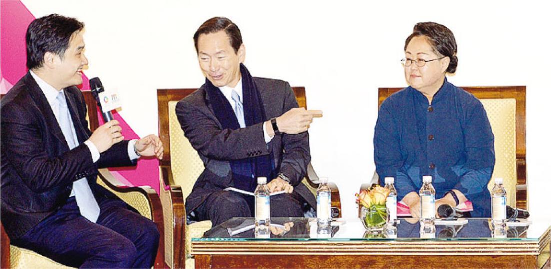 團結香港基金建議博物館管理由公營轉為「政府資助、自主營運」,賽馬會文物保育有限公司諮詢委員會主席陳智思(中)認為,新舊模式怎樣過渡、如何說服政府推新建議的迫切性,相當具挑戰。康文署博物館諮詢委員會成員黃英琦(右)則表示,公務員體制對博物館管治局限多,但建議亦非否定康文署工作,而是冀為博物館管治帶來新景象。圖左為團結香港基金副總幹事兼公共政策部主管黃元山。(劉焌陶攝) 團結香港基金建議博物館管理由公營轉為「政府資助、自主營運」,賽馬會文物保育有限公司諮詢委員會主席陳智思(中)認為,新舊模式怎樣過渡、如何說服政府推新建議的迫切性,相當具挑戰。康文署博物館諮詢委員會成員黃英琦(右)則表示,公務員體制對博物館管治局限多,但建議亦非否定康文署工作,而是冀為博物館管治帶來新景象。圖左為團結香港基金副總幹事兼公共政策部主管黃元山。(劉焌陶攝)