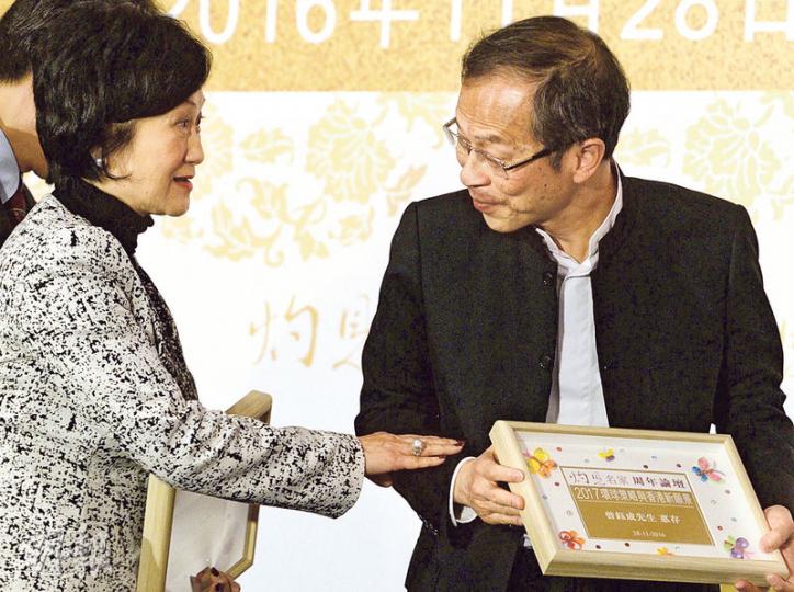 新民黨主席葉劉淑儀(左)及立法會前主席曾鈺成(右)昨一同出席論壇談論特首選舉,曾鈺成問下月14日是否會辭去行會職務時,葉太沒正面回應,只說「你不要玩我啦,真是陷我於不義」,稱會在適當時候宣布。(劉焌陶攝) 新民黨主席葉劉淑儀(左)及立法會前主席曾鈺成(右)昨一同出席論壇談論特首選舉,曾鈺成問下月14日是否會辭去行會職務時,葉太沒正面回應,只說「你不要玩我啦,真是陷我於不義」,稱會在適當時候宣布。(劉焌陶攝)