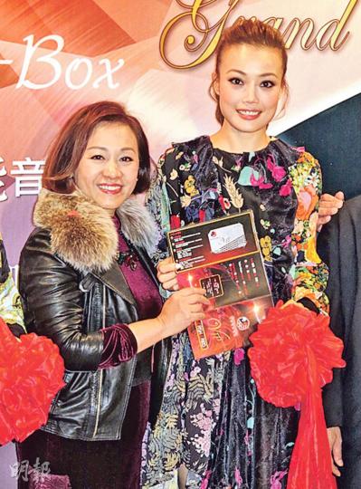 容祖兒表示當年獲Apple姐賞識才有機會加入樂壇當歌手。(攝影鎅O者﹕楊安莉) 容祖兒為炮製驚喜,事前聲稱不在港,又拍定支持短片,做戲做全套。(攝影鎅O者﹕楊安莉) 容祖兒表示當年獲Apple姐賞識才有機會加入樂壇當歌手。(攝影鎅O者﹕楊安莉) 容祖兒為炮製驚喜,事前聲稱不在港,又拍定支持短片,做戲做全套。(攝影鎅O者﹕楊安莉)