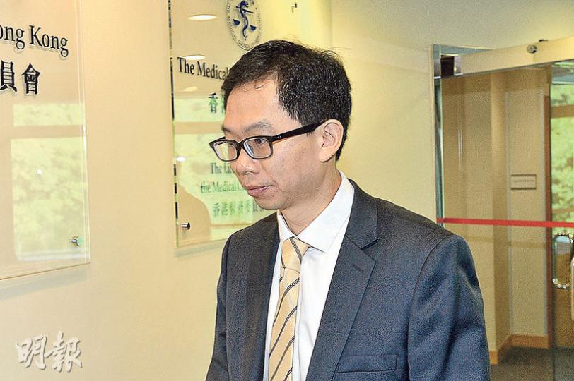 黃浩聲（圖）被指為乙肝帶菌的腎病病人治療時，疑未有處方預防性抗病毒藥物，病人其後引發肝炎致肝衰竭病逝，黃浩聲被控專業失德，他昨日出席醫務聆訊。（楊柏賢攝）