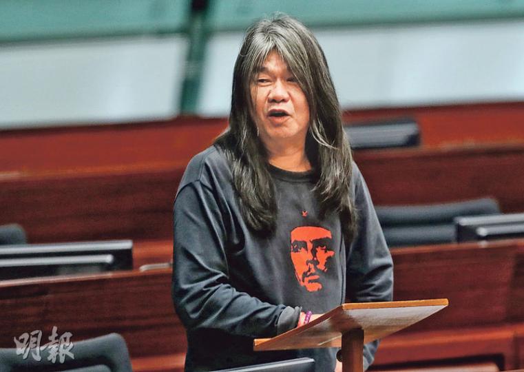 社民連梁國雄(圖)被廉署起訴,指他未向立法會申報下收取《壹傳媒》創辦人黎智英25萬元。立法會批准律政司提出的特別許可申請,容許5名秘書處職員出庭作證,同時提供12份會議文件呈堂。(郭慶輝攝) 社民連梁國雄(圖)被廉署起訴,指他未向立法會申報下收取《壹傳媒》創辦人黎智英25萬元。立法會批准律政司提出的特別許可申請,容許5名秘書處職員出庭作證,同時提供12份會議文件呈堂。(郭慶輝攝)
