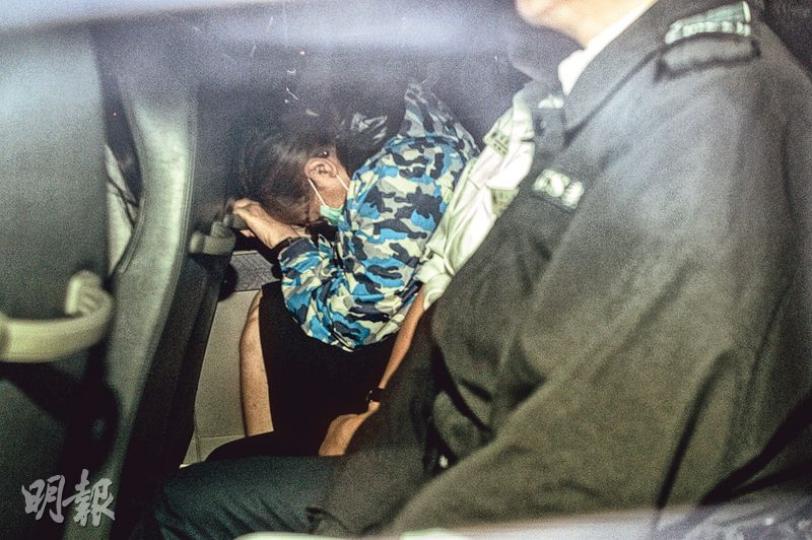 被裁定4項有意圖而傷人及1項刑事恐嚇罪成的簡媛茌(圖),昨被判監3年8個月,由囚車押送離開法院。(蘇智鑫攝) 被裁定4項有意圖而傷人及1項刑事恐嚇罪成的簡媛茌(圖),昨被判監3年8個月,由囚車押送離開法院。(蘇智鑫攝)