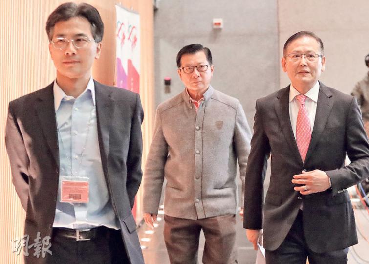民航處長李天柱(右)昨宣布成立專家小組跟進新空管系統運作,並與小組成員前處長林光宇(中)及工程師學會航空分部副主席詹永年(左)於昨午會見傳媒。(郭慶輝攝) 民航處長李天柱(右)昨宣布成立專家小組跟進新空管系統運作,並與小組成員前處長林光宇(中)及工程師學會航空分部副主席詹永年(左)於昨午會見傳媒。(郭慶輝攝)