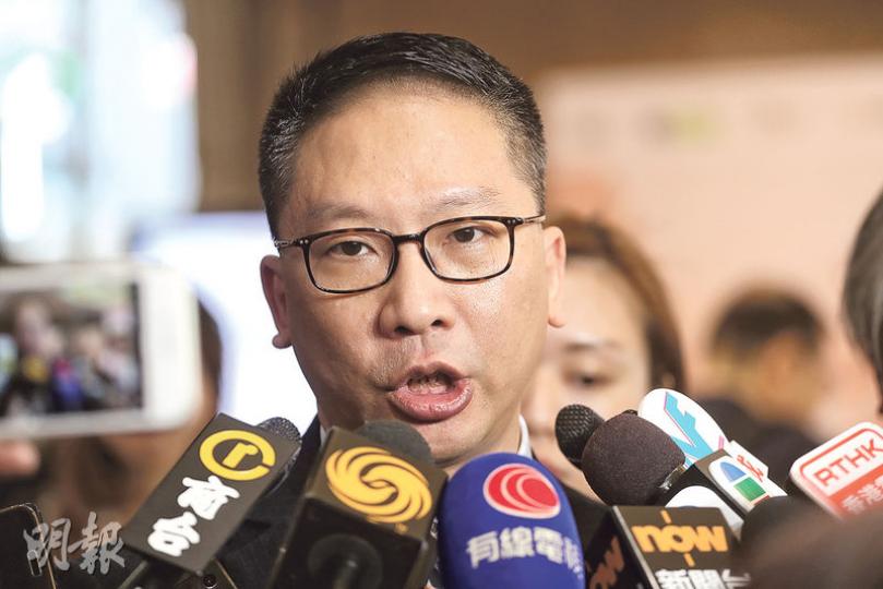 律政司長袁國強昨日強調,就立法會議員宣誓事宜採跟進行動,唯一標準是適用的法律,不涉任何政治考慮或欲在立法會內取得「優勢」。(郭慶輝攝) 律政司長袁國強昨日強調,就立法會議員宣誓事宜採跟進行動,唯一標準是適用的法律,不涉任何政治考慮或欲在立法會內取得「優勢」。(郭慶輝攝)