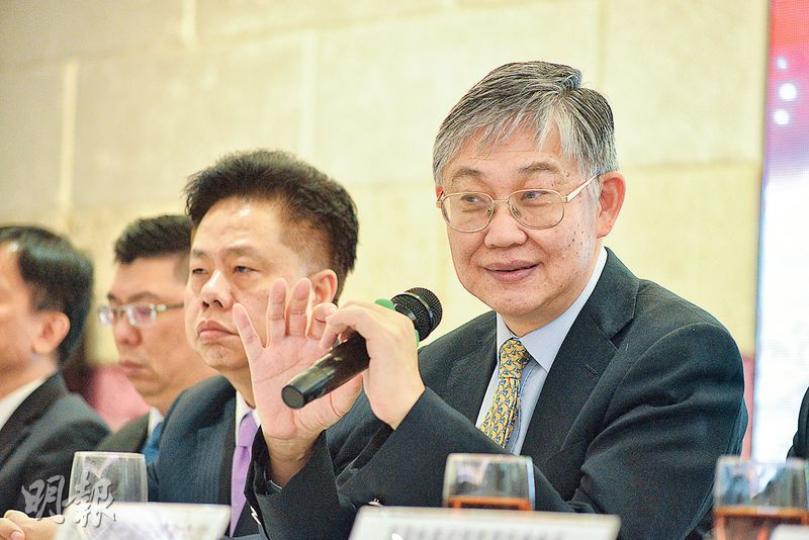 中原集團主席兼行政總裁施永青(右)昨出席地產界聯席記者會上,直指新辣稅「破壞有餘,建設不足」,只對行業破壞,但未能達到協助年輕人上車的目標。(黃志東攝) 中原集團主席兼行政總裁施永青(右)昨出席地產界聯席記者會上,直指新辣稅「破壞有餘,建設不足」,只對行業破壞,但未能達到協助年輕人上車的目標。(黃志東攝)