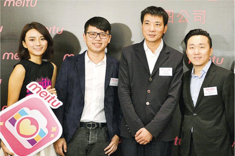 美圖過去三年半共虧損63億元人民幣,面對「蝕錢上市」的質疑,公司表示,現時致力於增加用戶數量,未來會以電商作為變現方式。圖為美圖首席執行官吳欣鴻(左二)、董事長蔡文勝(右二)及首席財務官顏勁良(右一)。(黃志東攝) 美圖過去三年半共虧損63億元人民幣,面對「蝕錢上市」的質疑,公司表示,現時致力於增加用戶數量,未來會以電商作為變現方式。圖為美圖首席執行官吳欣鴻(左二)、董事長蔡文勝(右二)及首席財務官顏勁良(右一)。(黃志東攝)