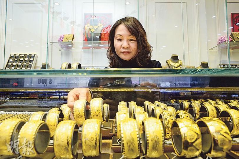 兩個金飾業商會現不再公布建議飾金牌價,規模較小的金行無標準可依,唯有參考連鎖集團定價作指標,再減數百元。三生珠寶總經理朱鳳儀(圖)說,若金價不減難生存,較「重秤」的飾金產品如龍鳳鈪更會免手工費。(鍾林枝攝) 兩個金飾業商會現不再公布建議飾金牌價,規模較小的金行無標準可依,唯有參考連鎖集團定價作指標,再減數百元。三生珠寶總經理朱鳳儀(圖)說,若金價不減難生存,較「重秤」的飾金產品如龍鳳鈪更會免手工費。(鍾林枝攝)